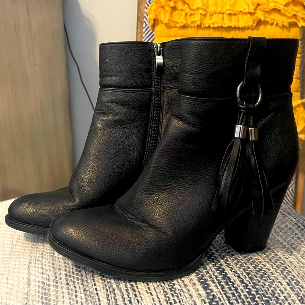 Eva & Zoe ankle boots size 9.